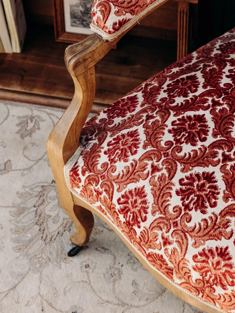 Ernest, le fauteuil bordeaux au style Louis XV N°1061