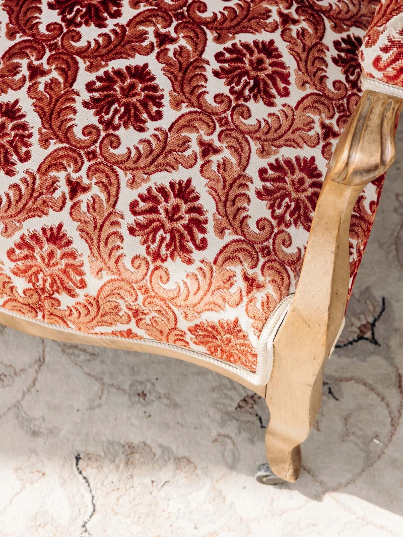 Ernest, le fauteuil bordeaux au style Louis XV N°1061
