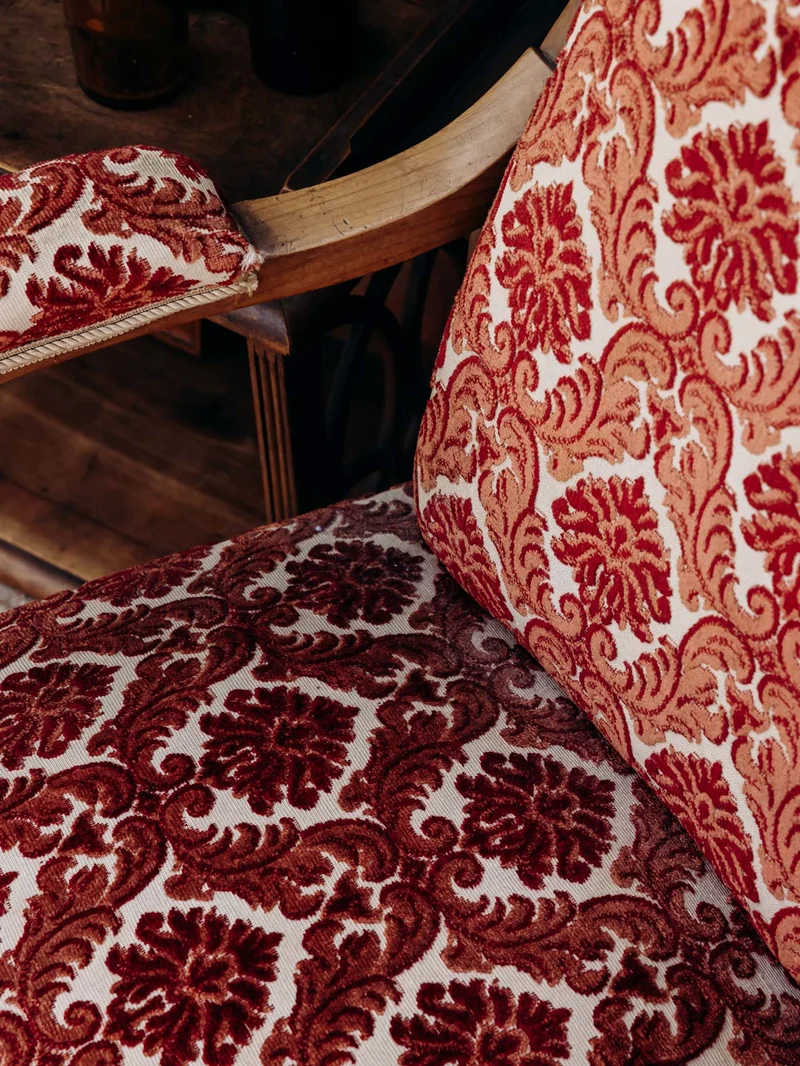 Ernest, le fauteuil bordeaux au style Louis XV N°1061