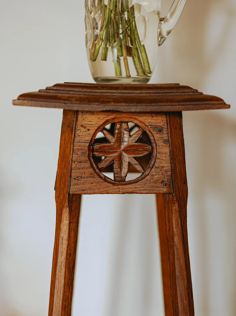 Alfred, le guéridon en bois au motif sculpté en rosace N°1065