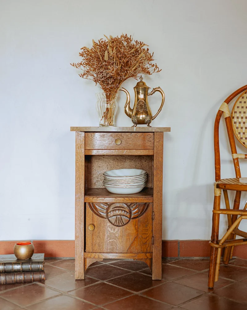 Odile, la table de chevet avec plateau en marbre beige N°1466