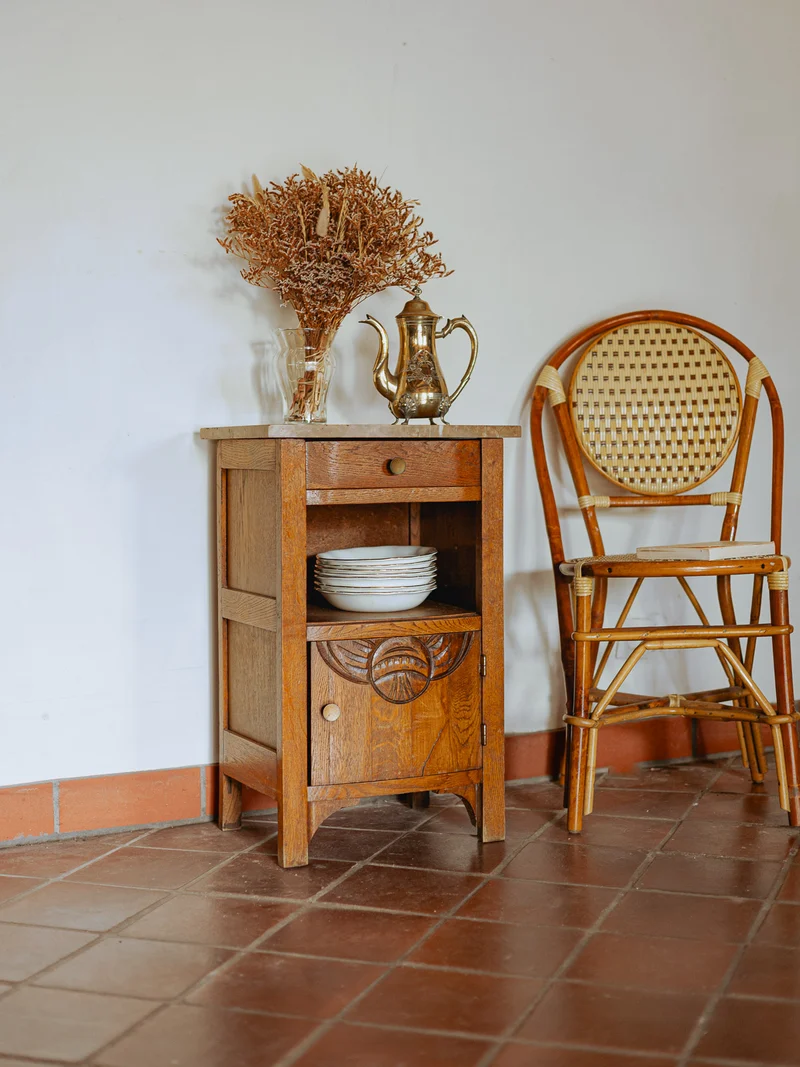Odile, la table de chevet avec plateau en marbre beige N°1466