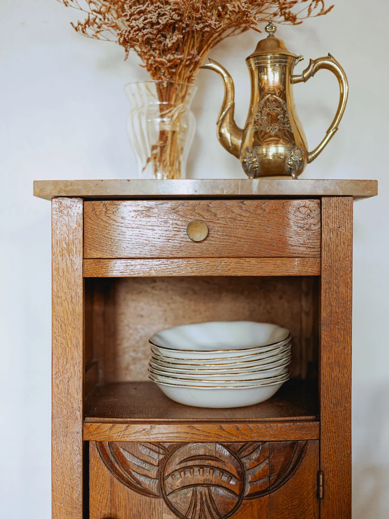 Odile, la table de chevet avec plateau en marbre beige N°1466