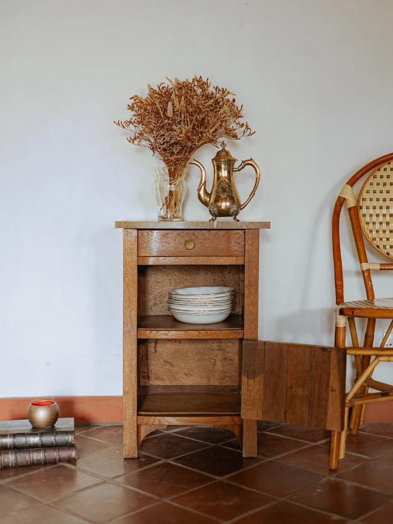 Odile, la table de chevet avec plateau en marbre beige N°1466