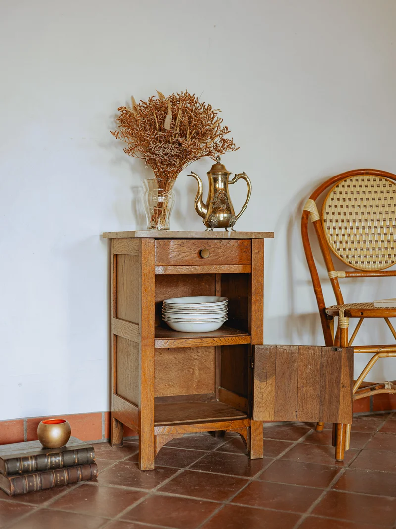 Odile, la table de chevet avec plateau en marbre beige N°1466