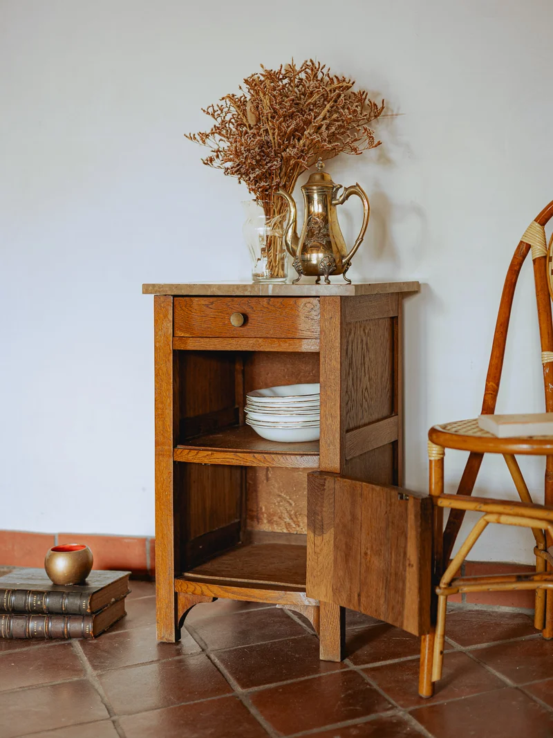 Odile, la table de chevet avec plateau en marbre beige N°1466