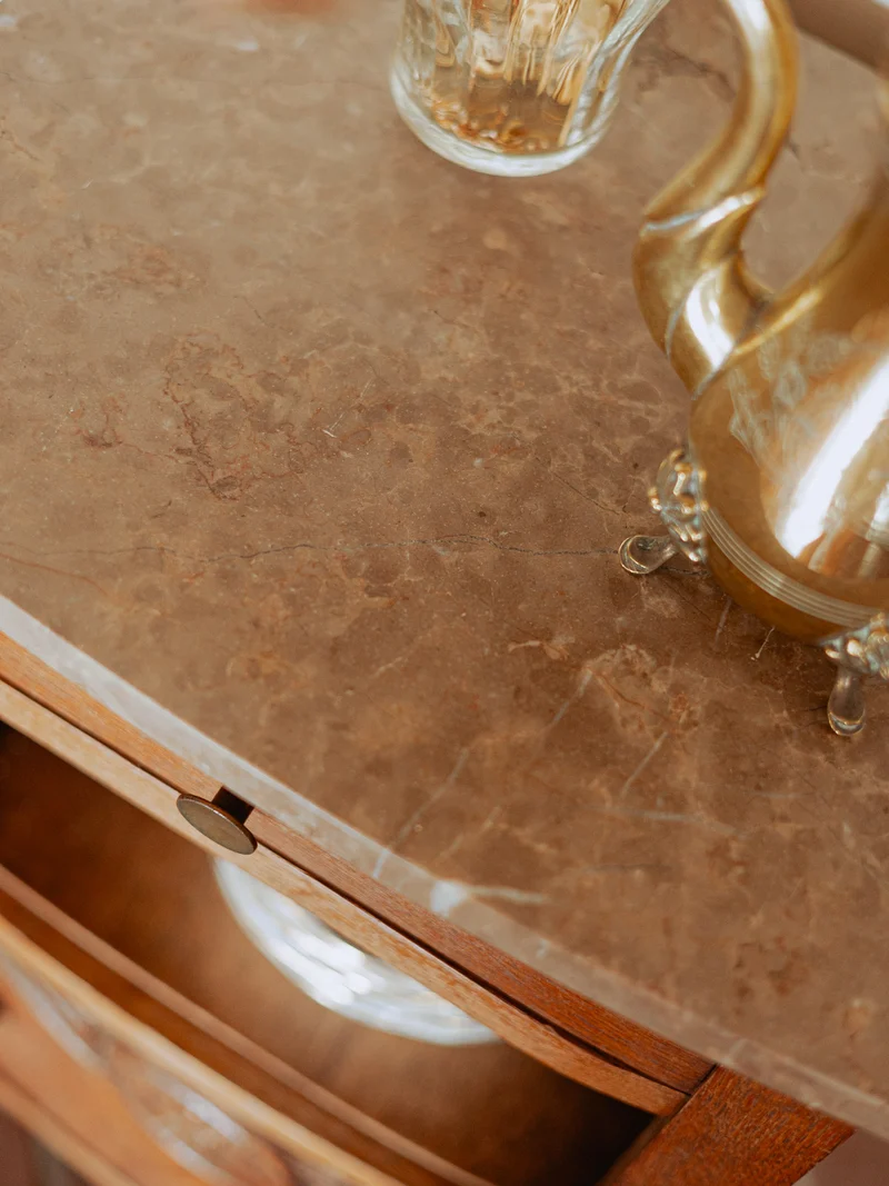 Odile, la table de chevet avec plateau en marbre beige N°1466