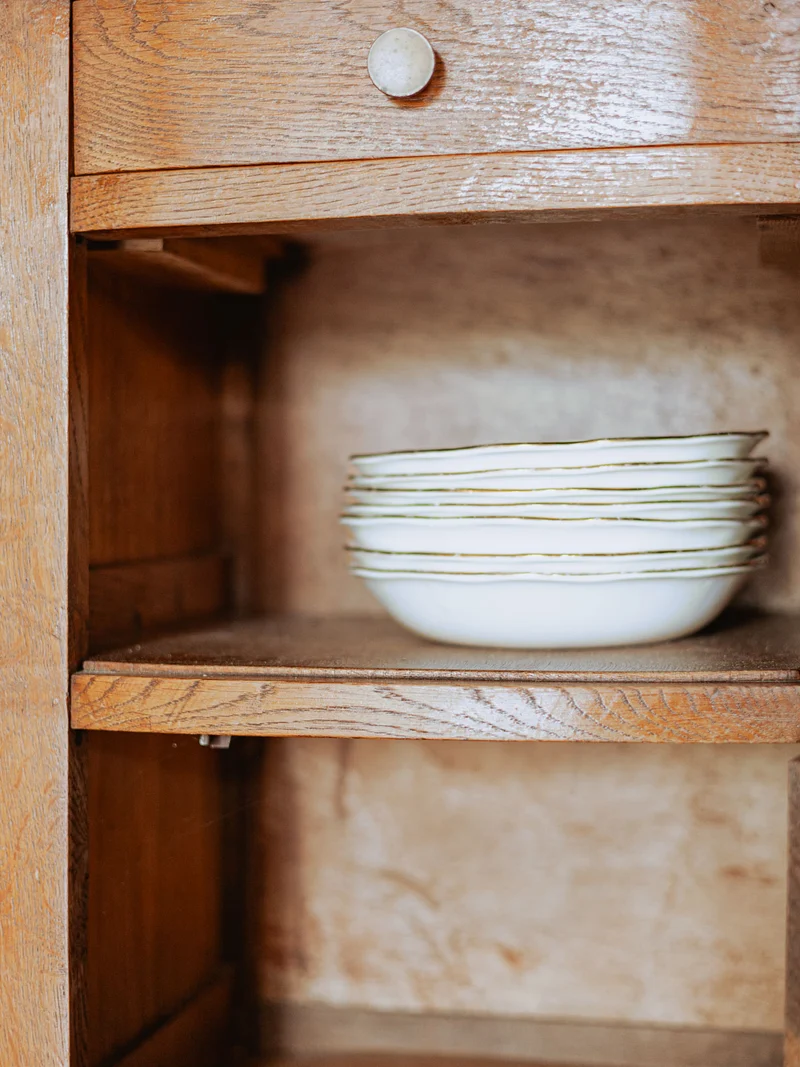 Odile, la table de chevet avec plateau en marbre beige N°1466