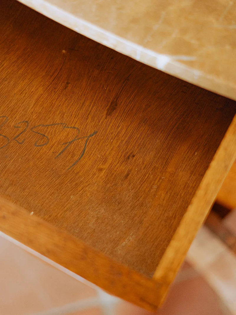 Odile, la table de chevet avec plateau en marbre beige N°1466