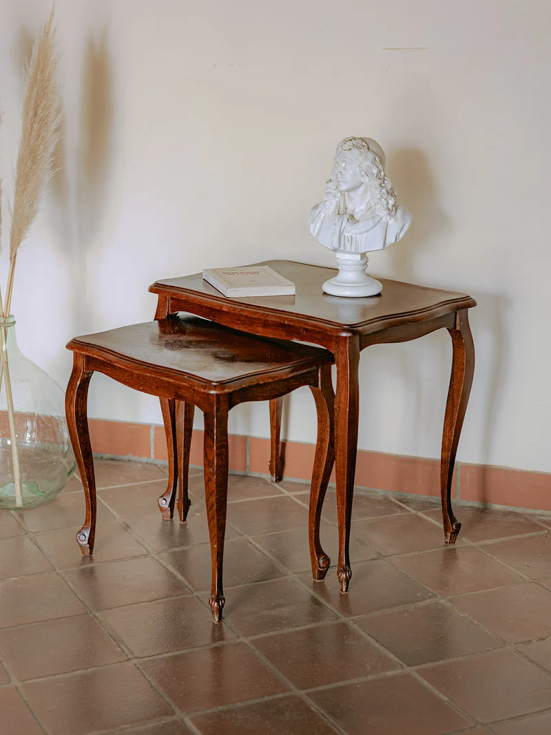 Barbara, le lot de tables gigognes Louis XV Rocaille N°177