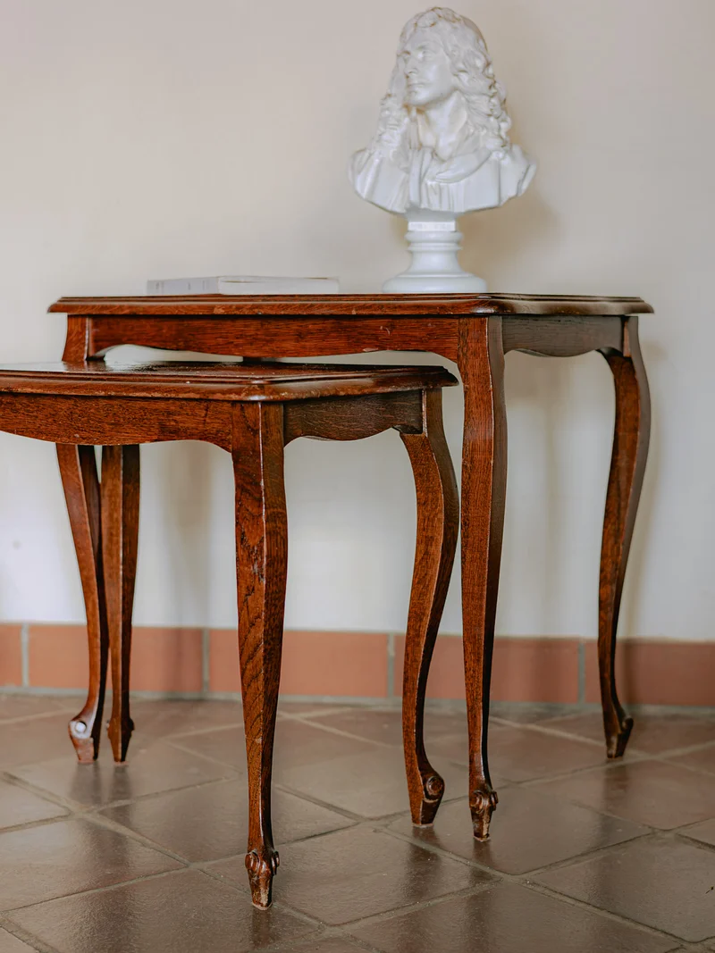 Barbara, le lot de tables gigognes Louis XV Rocaille N°177