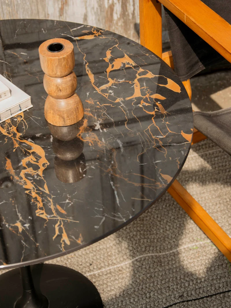 Donna, la table basse Tulip de Sovet N°1097