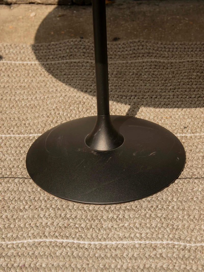 Donna, la table basse Tulip de Sovet N°1097
