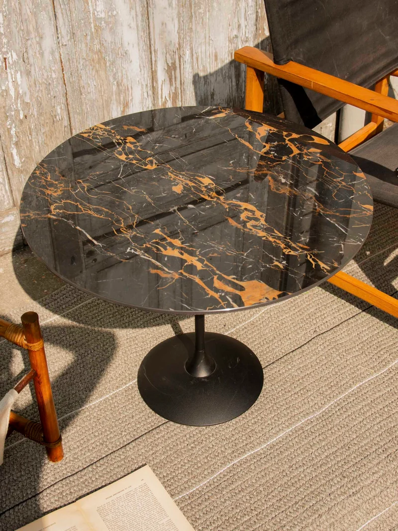 Donna, la table basse Tulip de Sovet N°1097
