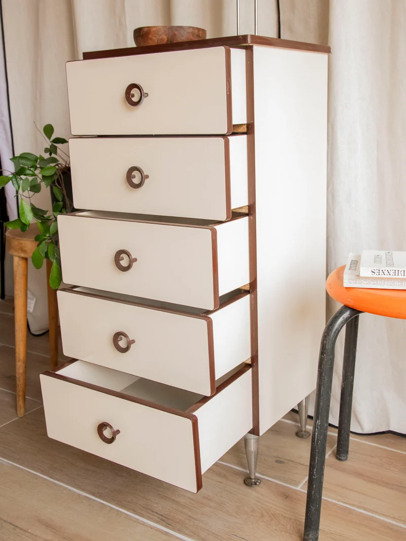 Olga, la commode aux poignées seventies N°699