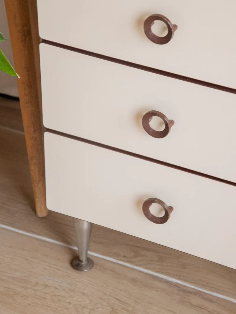 Olga, la commode aux poignées seventies N°699