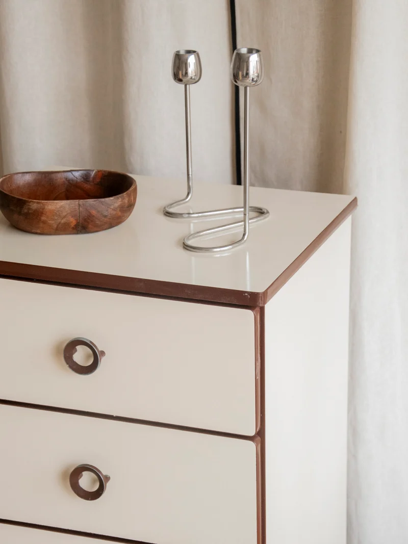 Olga, la commode aux poignées seventies N°699