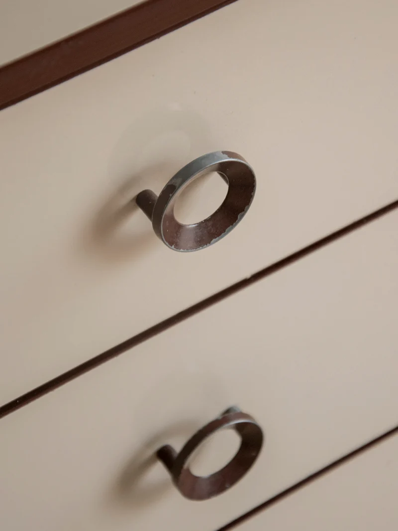 Olga, la commode aux poignées seventies N°699
