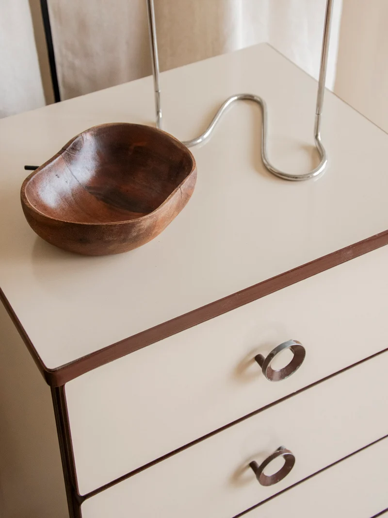 Olga, la commode aux poignées seventies N°699