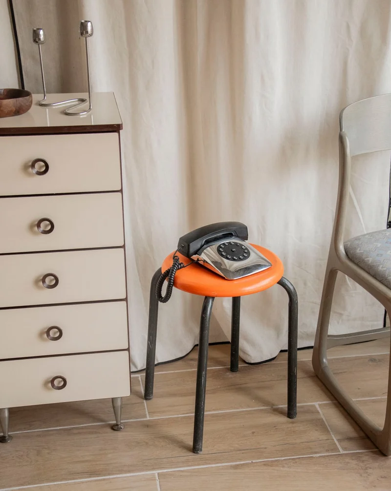 Axel, le tabouret rétro en bakélite orange N°714