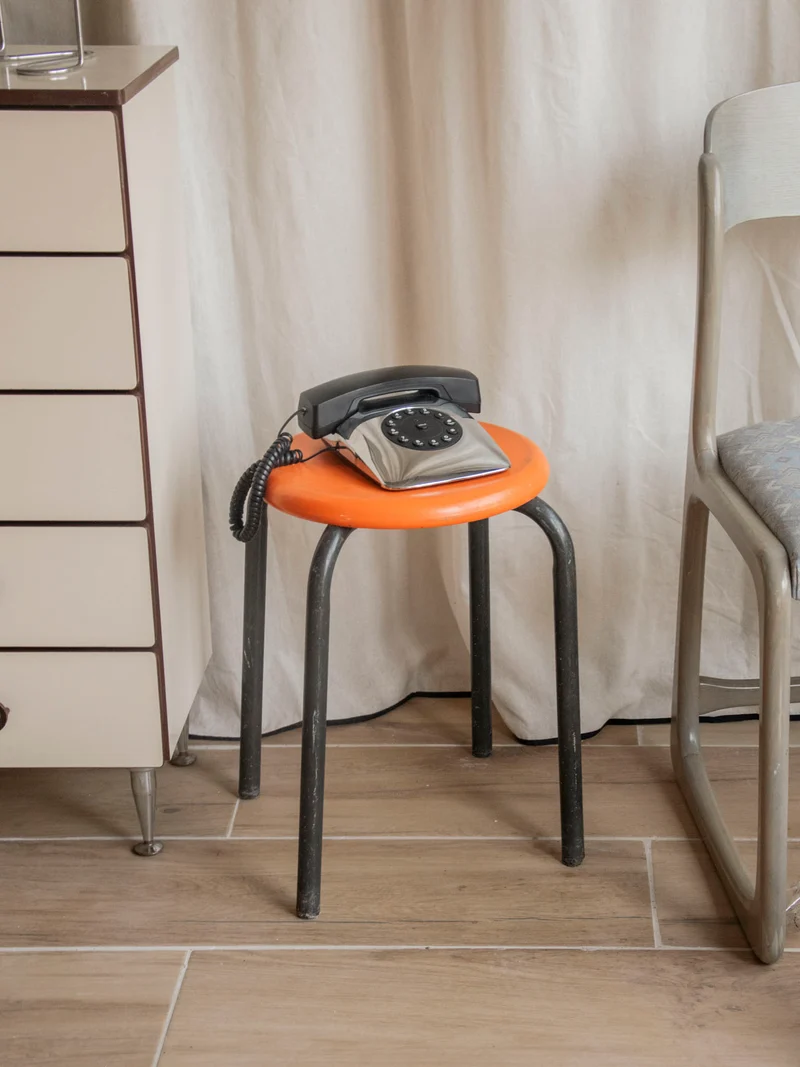 Axel, le tabouret rétro en bakélite orange N°714