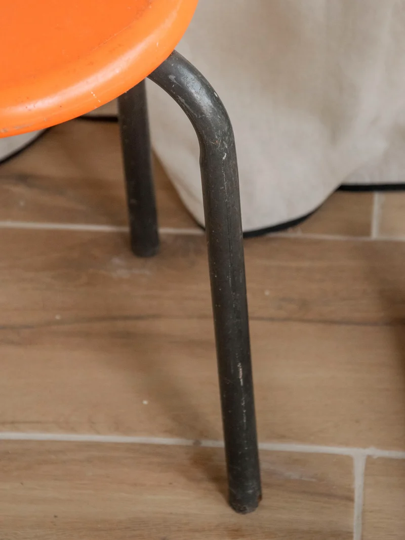 Axel, le tabouret rétro en bakélite orange N°714