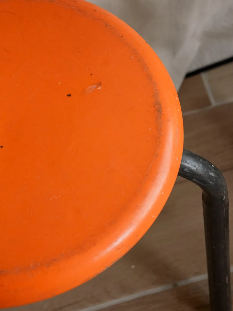 Axel, le tabouret rétro en bakélite orange N°714