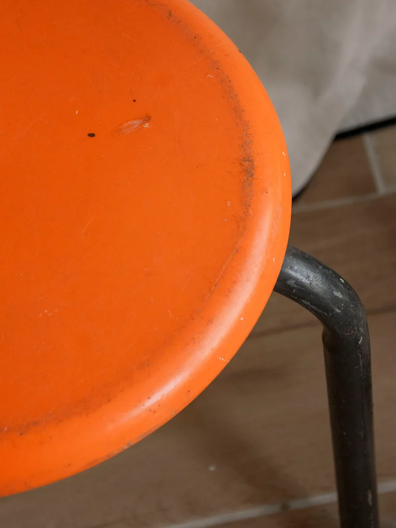 Axel, le tabouret rétro en bakélite orange N°714