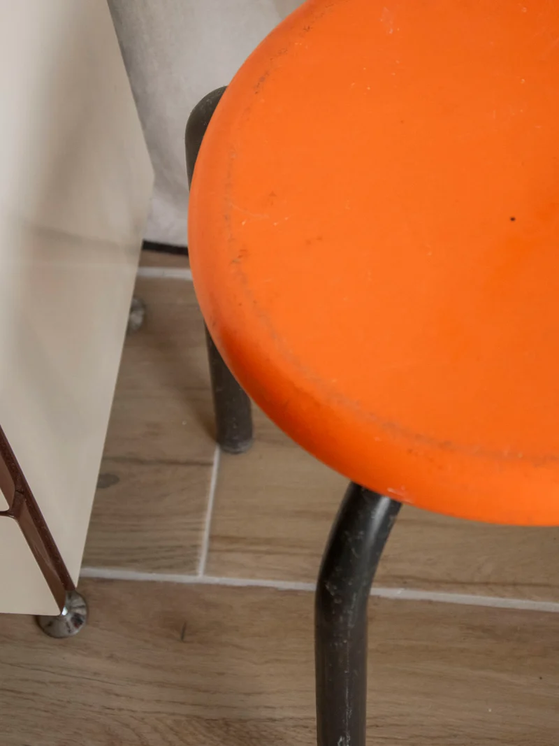 Axel, le tabouret rétro en bakélite orange N°714