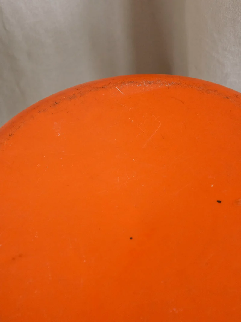 Axel, le tabouret rétro en bakélite orange N°714