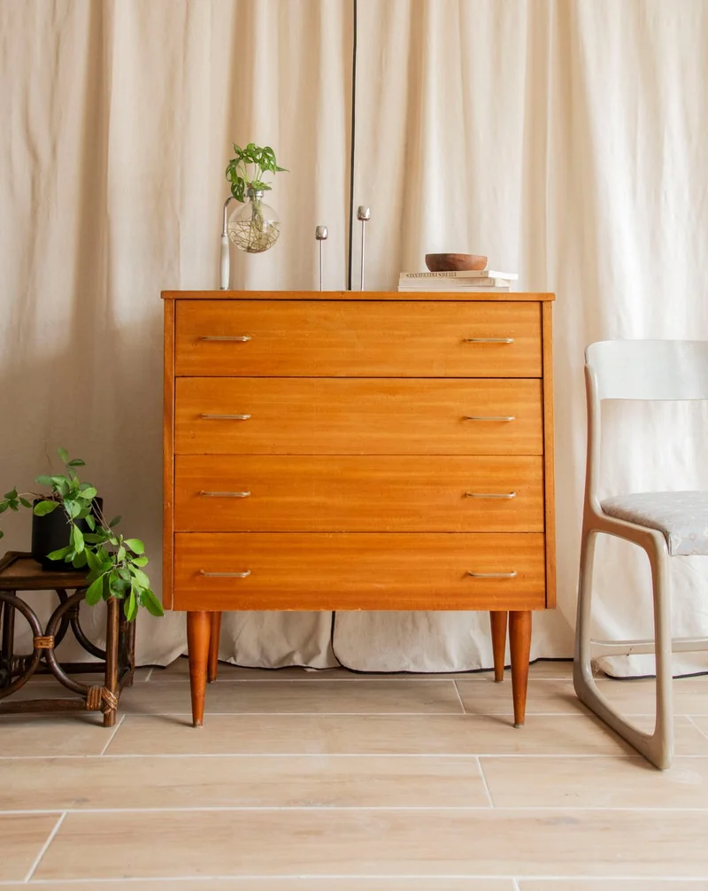 Olga, la commode scandinave aux pieds compas N°700