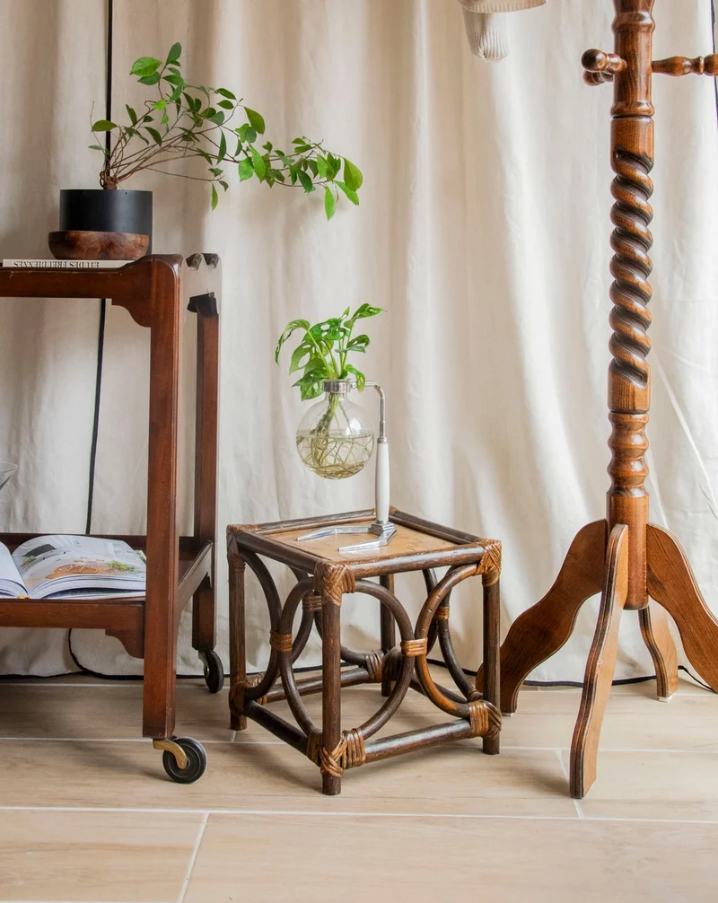 Francine, la table d'appoint en rotin N°1418