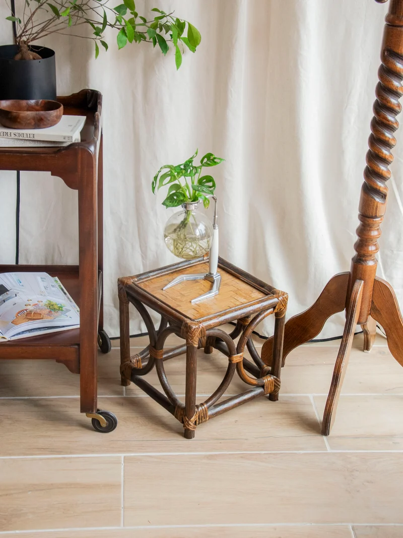 Francine, la table d'appoint en rotin N°1418