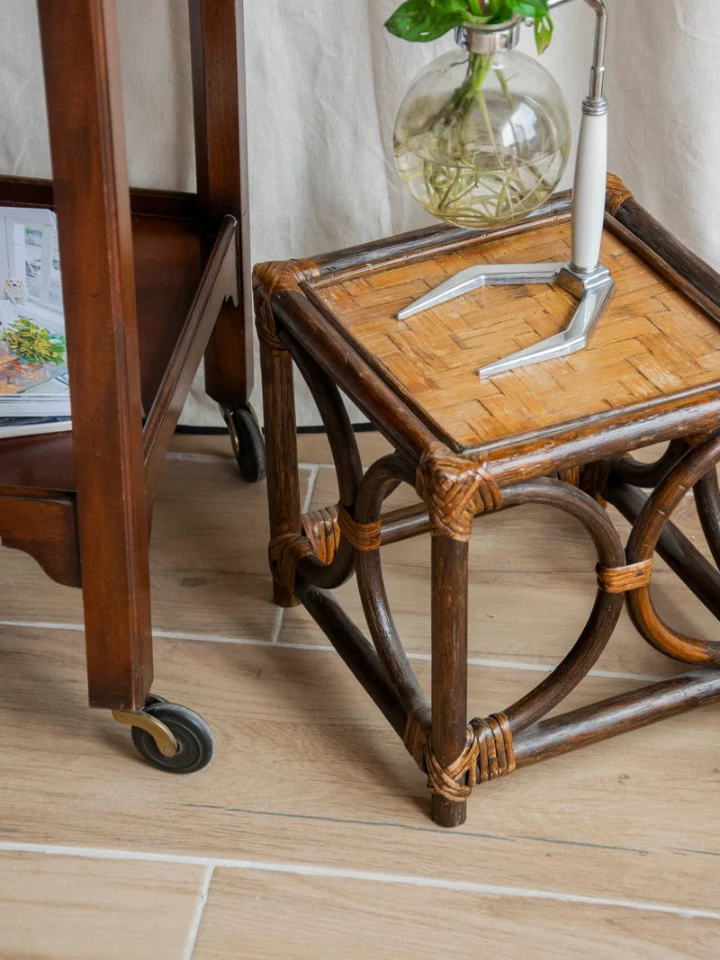 Francine, la table d'appoint en rotin N°1418