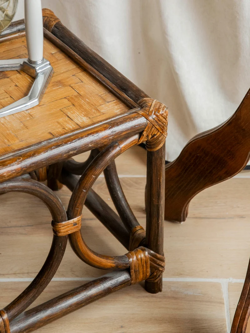 Francine, la table d'appoint en rotin N°1418