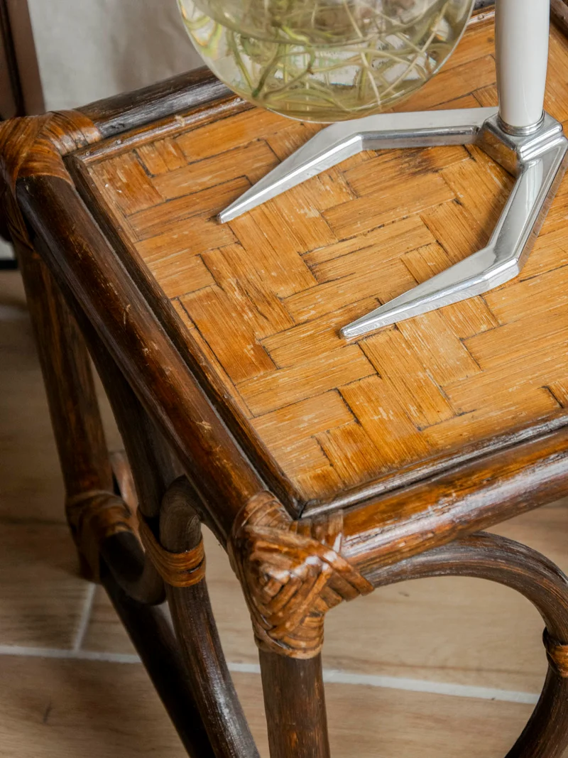 Francine, la table d'appoint en rotin N°1418