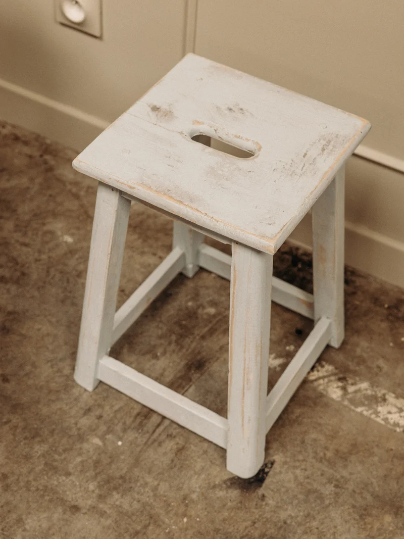 Regis, le tabouret bleu ciel N°1459