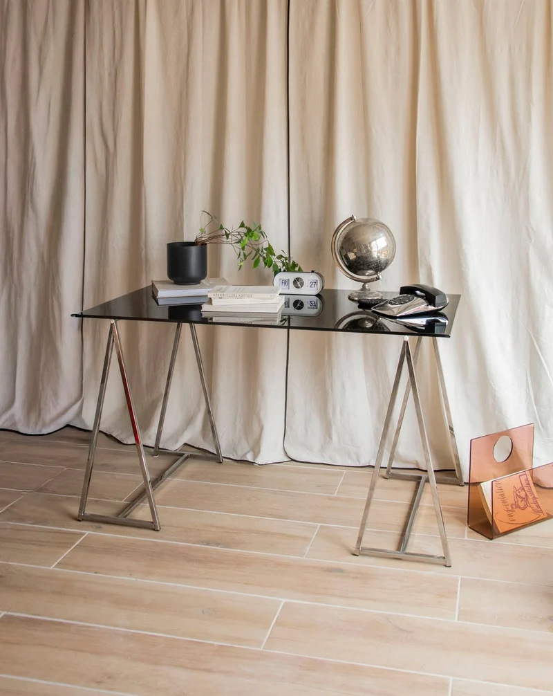 Yvan, le bureau au plateau en verre fumé et pieds en chrome N°547