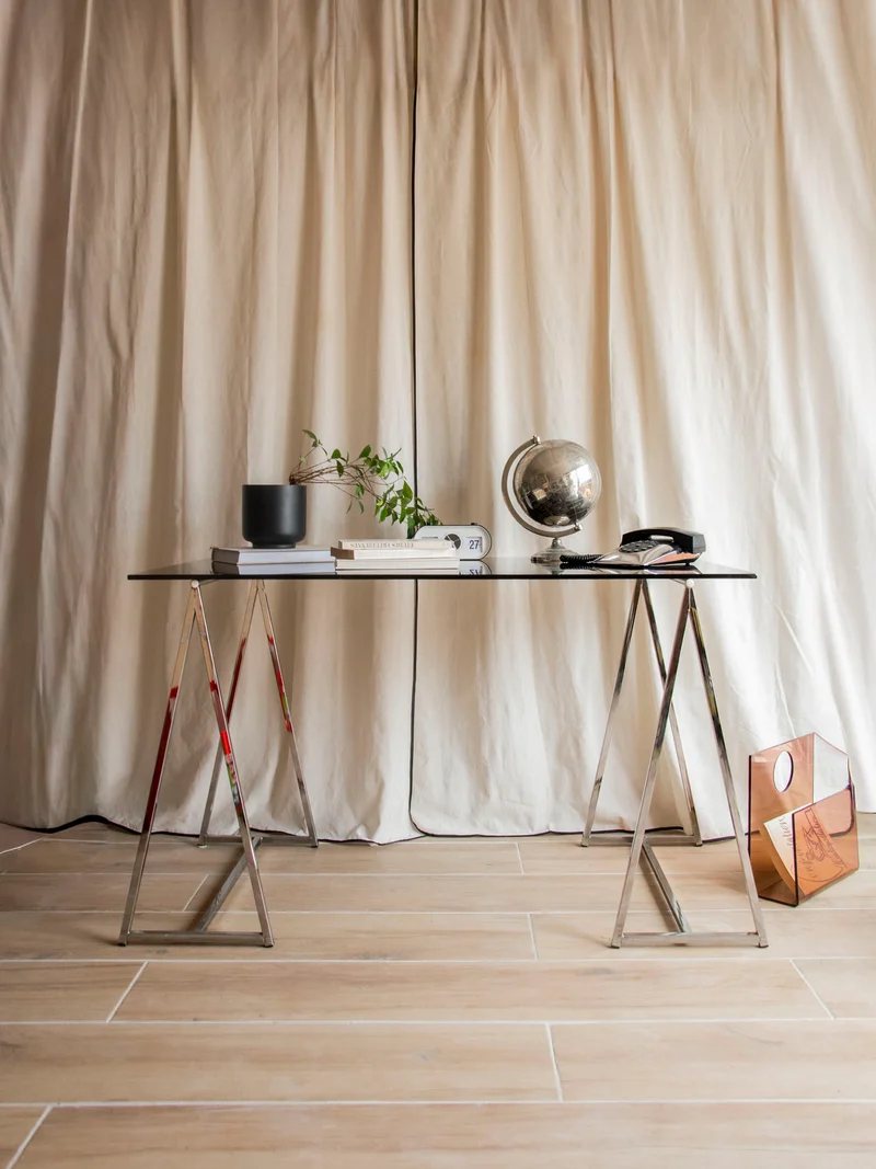 Yvan, le bureau au plateau en verre fumé et pieds en chrome N°547