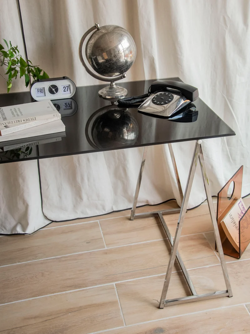 Yvan, le bureau au plateau en verre fumé et pieds en chrome N°547