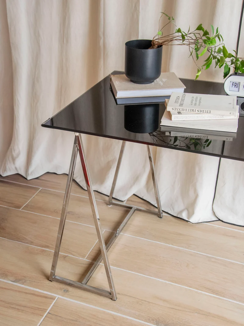 Yvan, le bureau au plateau en verre fumé et pieds en chrome N°547