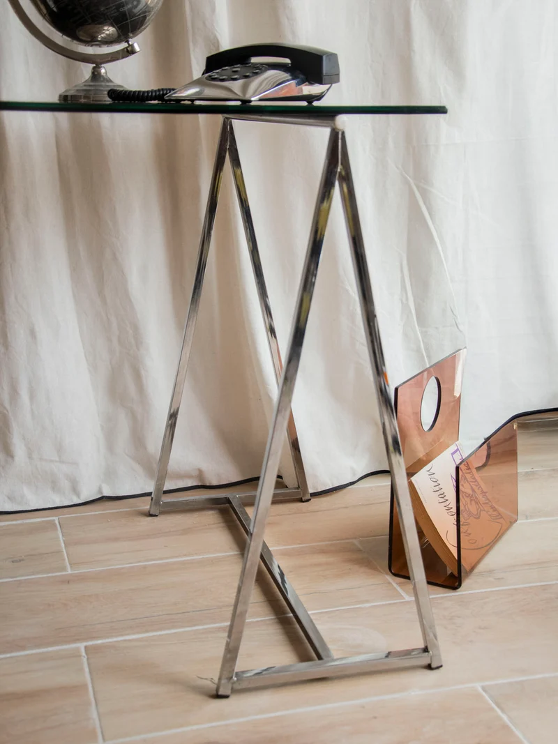 Yvan, le bureau au plateau en verre fumé et pieds en chrome N°547