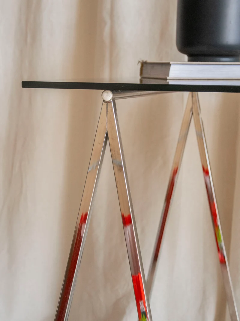 Yvan, le bureau au plateau en verre fumé et pieds en chrome N°547