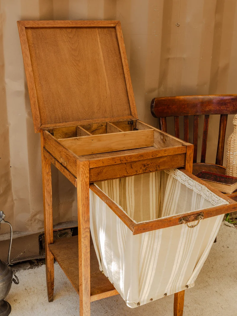 Francine, la table d'appoint en bois N°1079