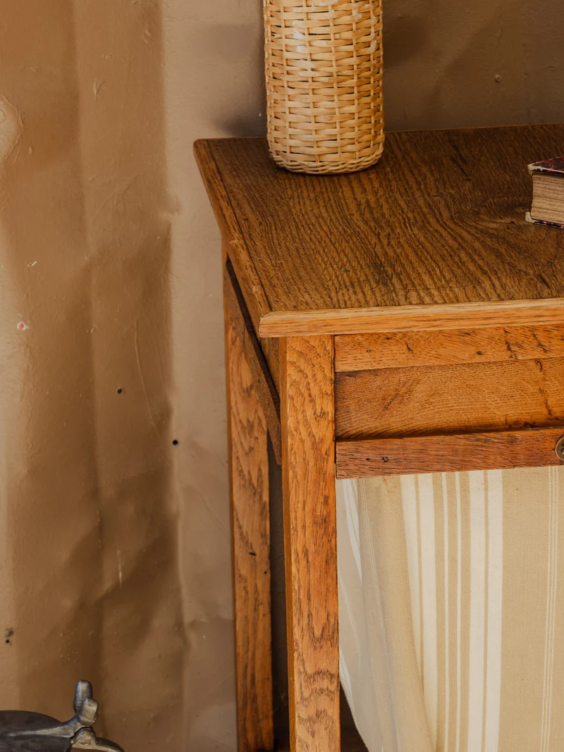 Francine, la table d'appoint en bois N°1079