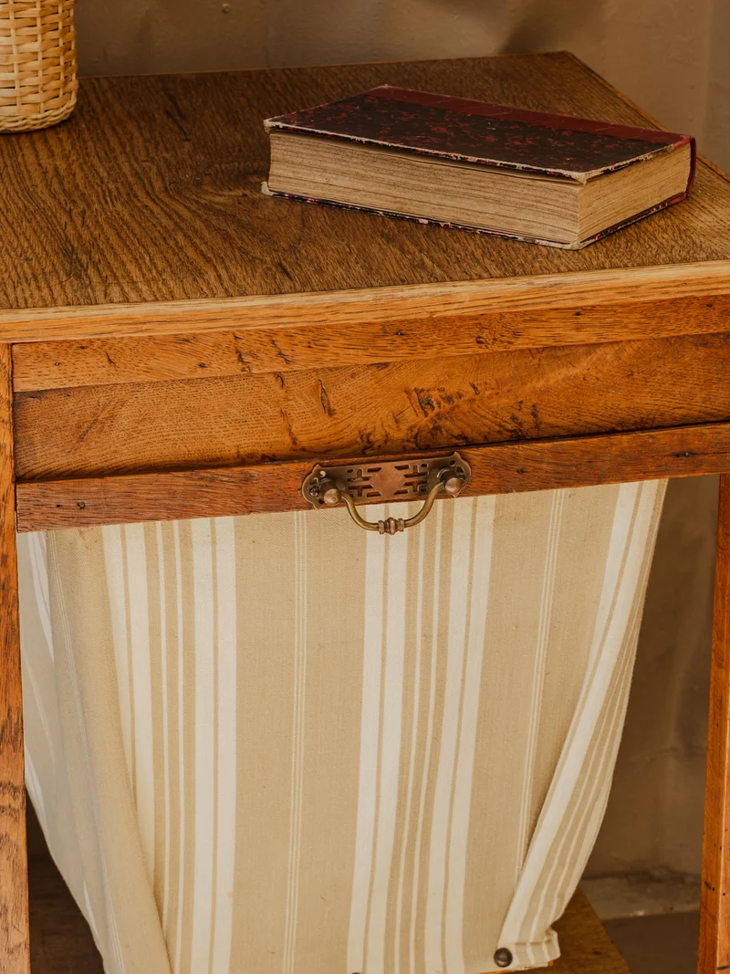 Francine, la table d'appoint en bois N°1079