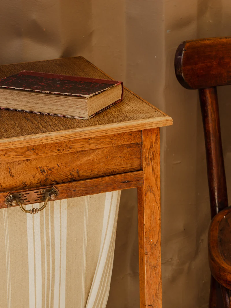 Francine, la table d'appoint en bois N°1079