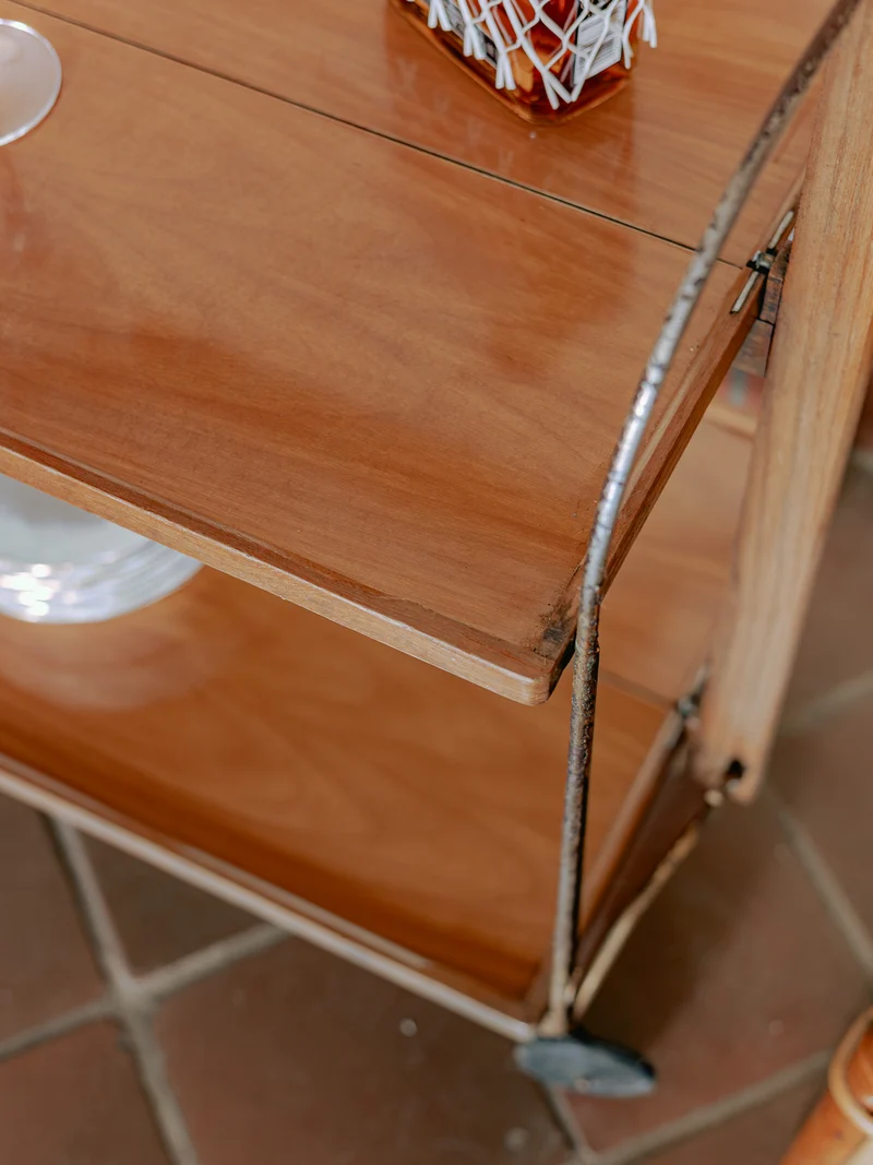 Anouk, la desserte à roulettes mid-century modern en bois et laiton N°360