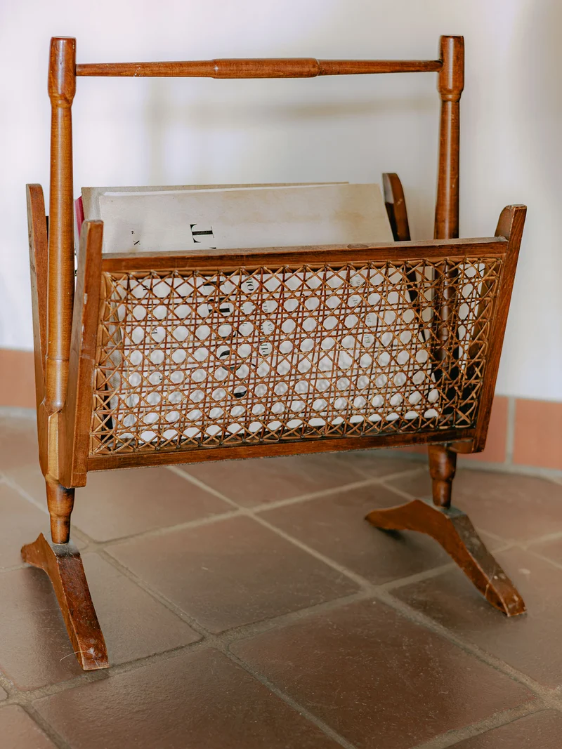 Désiré, le porte-revues élégant en bois et cannage N°232