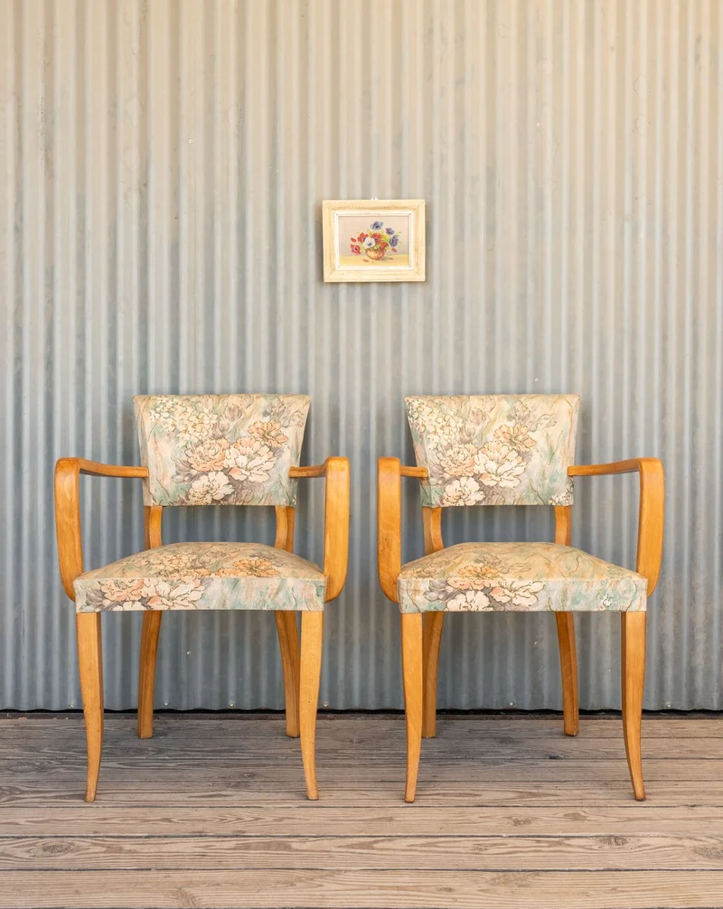 Ernest, la paire de fauteuils en tissu et bois N°1098